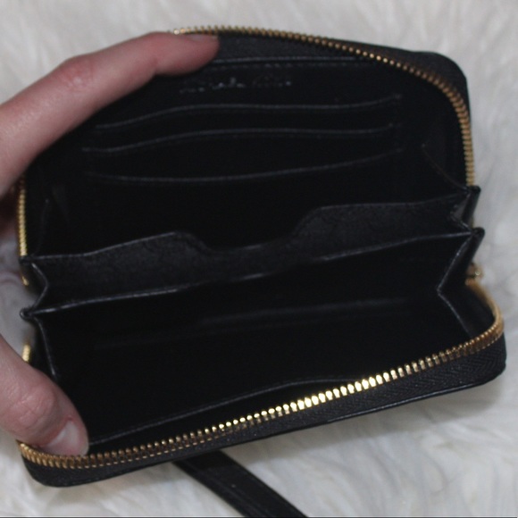 Michael Kors zip wallet/wristlet - Picture 4 of 4